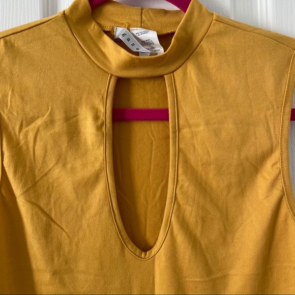 Keyhole Crop Top - Picture 2 of 5